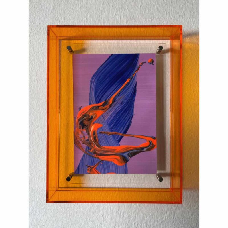 Abstraktes Bild Jump mit orangenem Acrylrahmen, energiegeladene Pinselbewegung in Blau, Orange und Violett, moderne abstrakte Kunst mit Ausdruckskraft