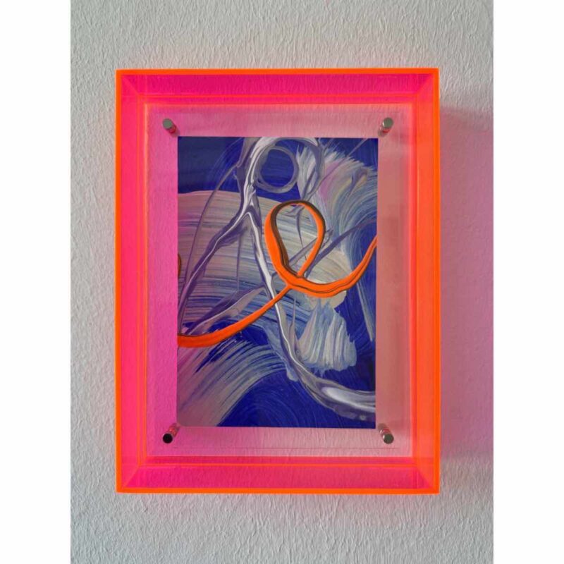 Abstraktes Kunstwerk Loops & Oops mit pinkem Acrylrahmen, dynamische Malerei in Blau und Orange, modernes Wandbild für kreative Raumgestaltung