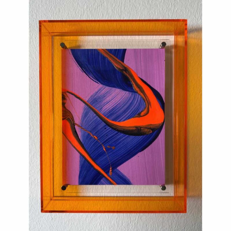 Abstrakte Malerei Smooth Operator mit orangenem Acrylrahmen, blaue und orange Pinselstriche auf violettem Hintergrund, moderne Wandkunst mit Eleganz