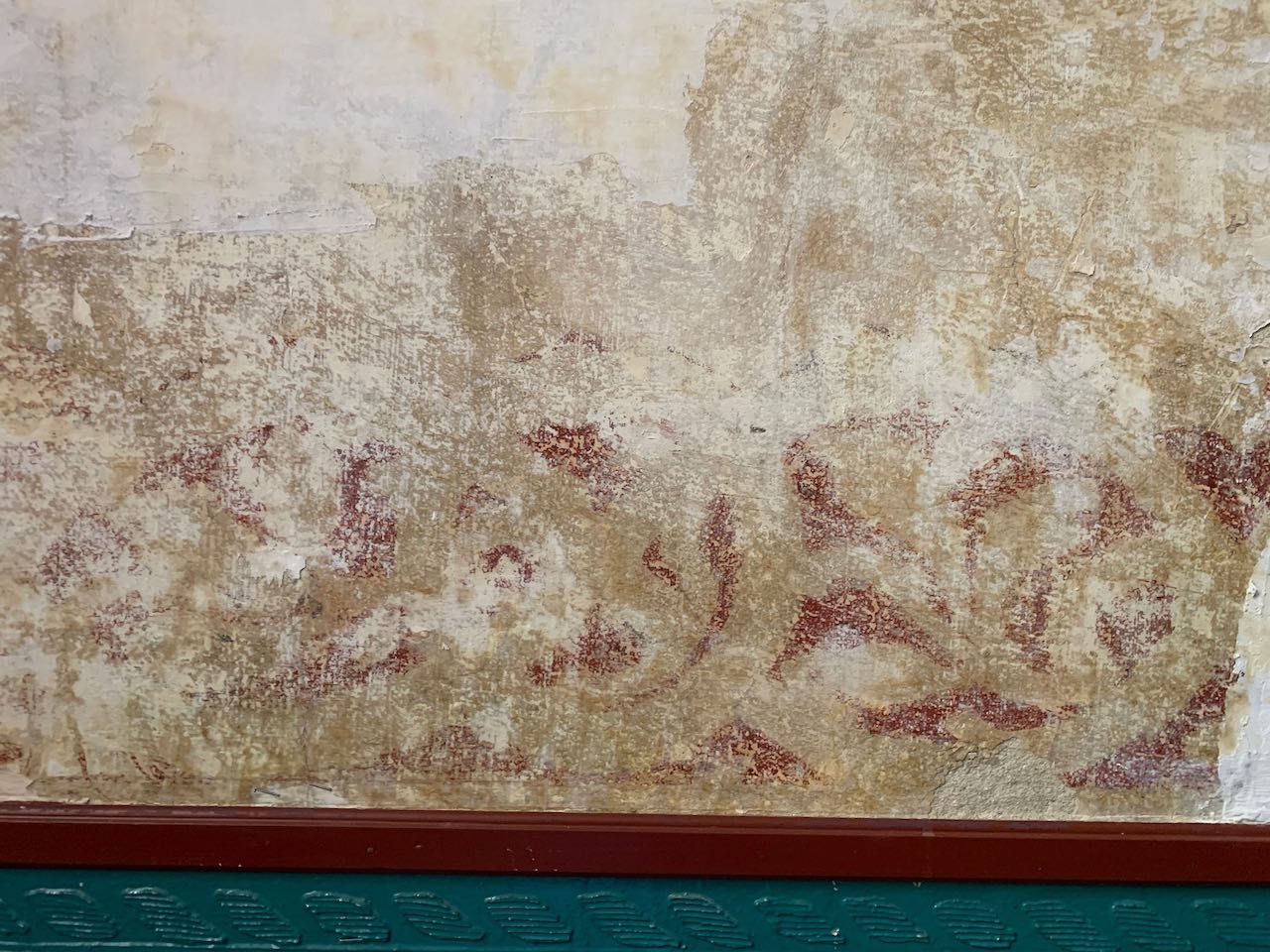 Erhaltene Ornamente des Reliefputzes