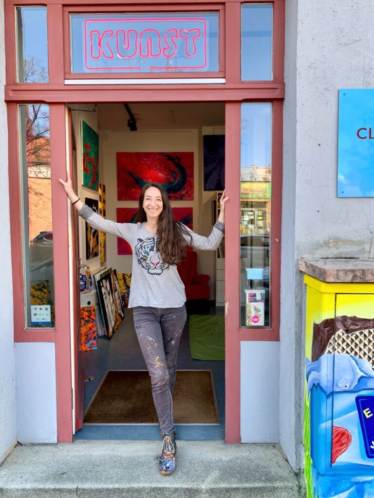 Claudia Botz vor Atelier
