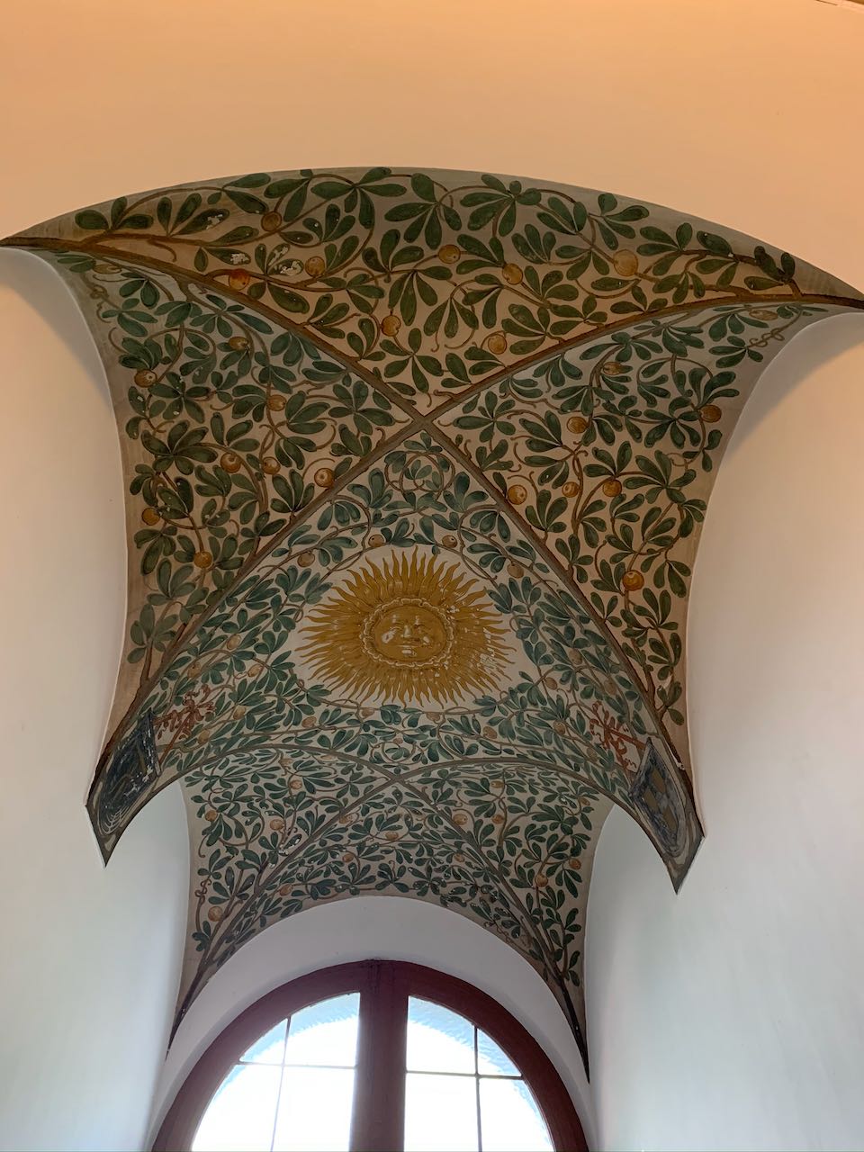 Historische Deckenmalerei im Treppenhaus