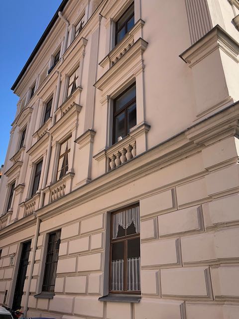 Fertig gemalte Fensternische mit Landschaftsausblick