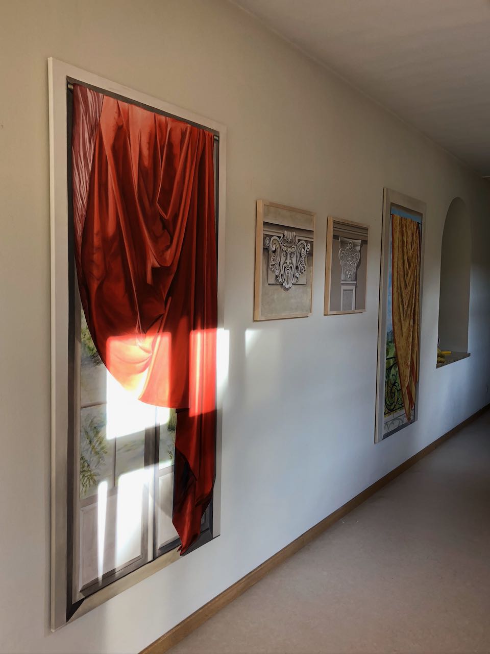 Kunst in Sendling 2 Ausgestellte Kunstwerke im Flur des Hauses St. Josef