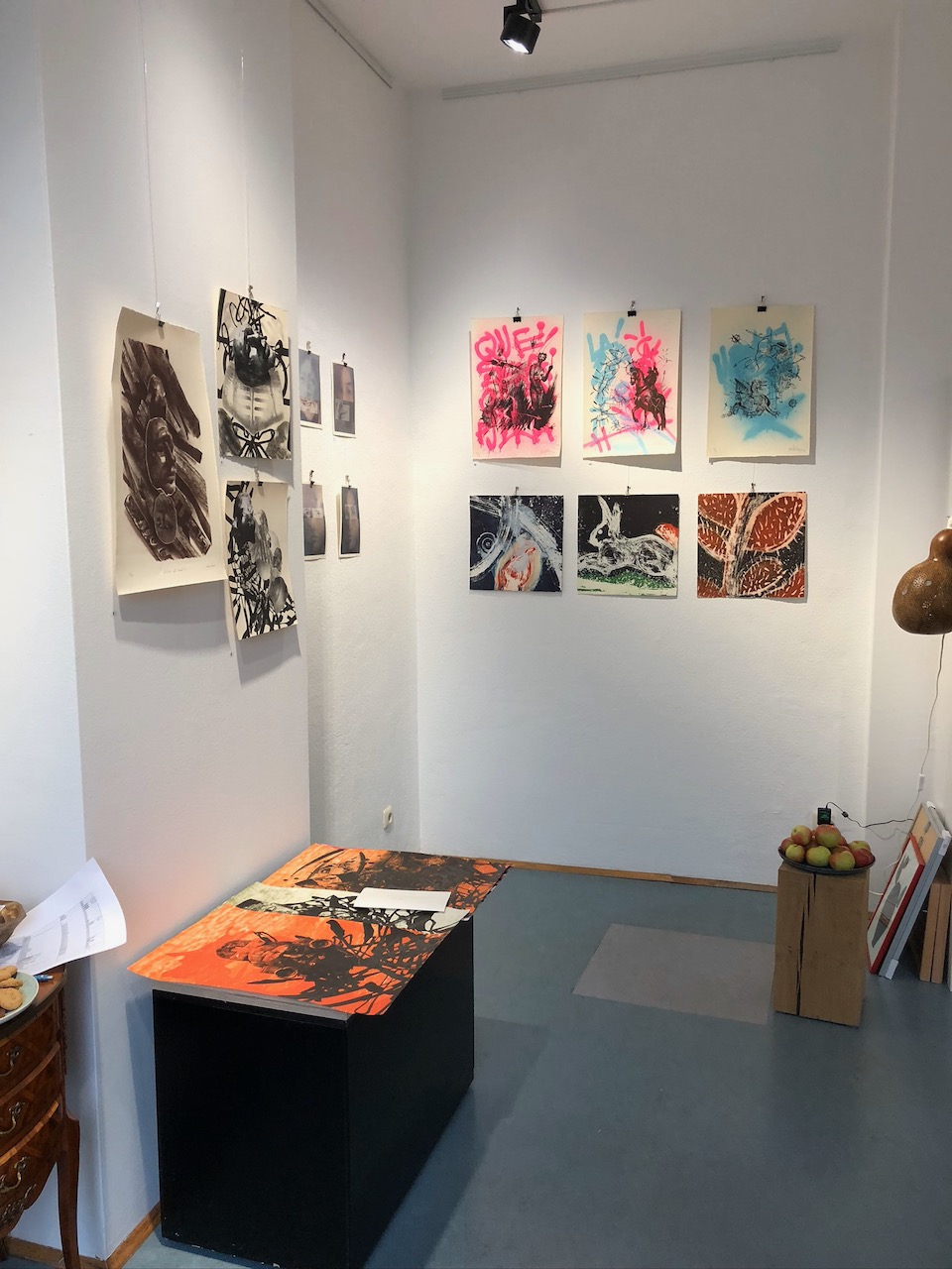 Präsentation internationaler Lithografien im Atelier