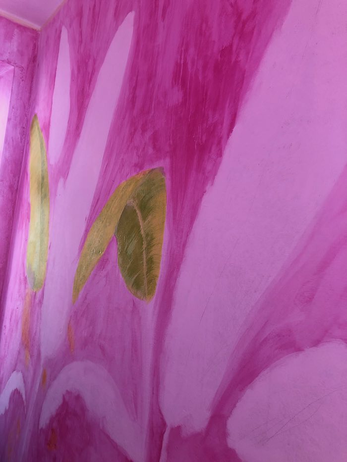 Wandmalerei in Wohnräumen 14 Lasierender pinkfarbener Farbauftrag