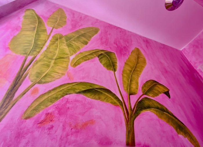 Wandmalerei in Wohnräumen 11 Grüne Bananenblätter auf pinkfarbenem Hintergrund
