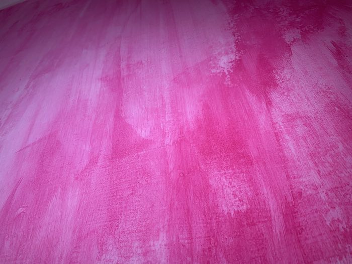 Wandmalerei in Wohnräumen 16 Pinkfarbene Wandgestaltung vor der Blättermalerei