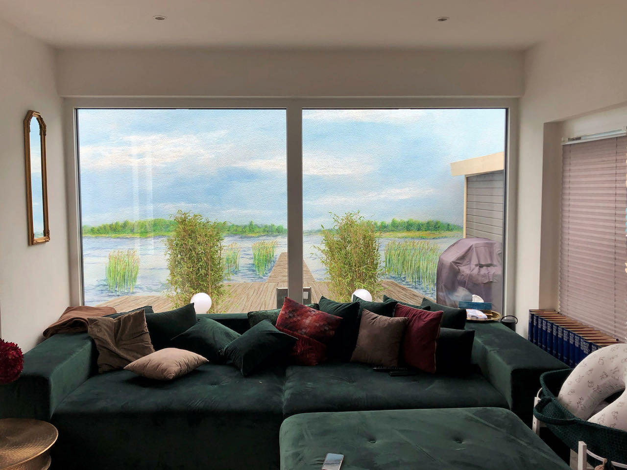 Terrasse nach der Wandmalerei mit See und Steg