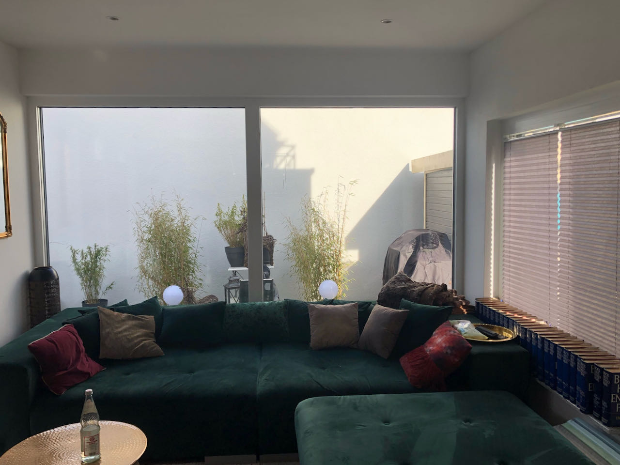 Terrasse mit grauer Außenwand vor der Wandmalerei